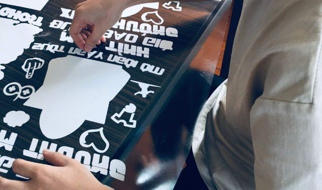 Thao t&aacute;c lột decal thừa thật chậm r&atilde;i